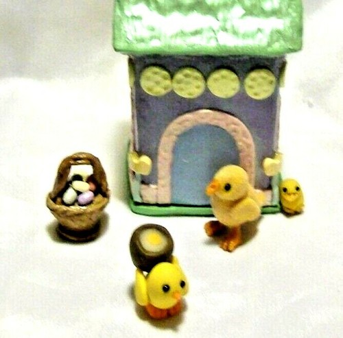 Hen house yellow chicks - 3,
