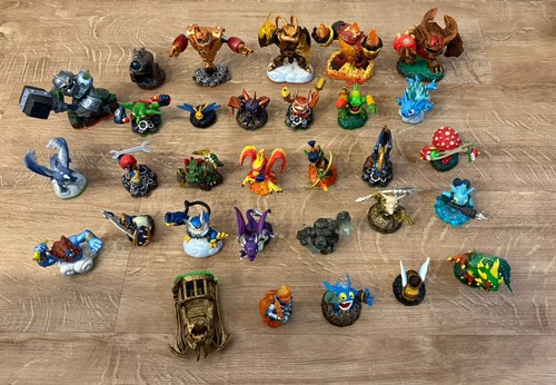 Skylander figures with bag - 31,