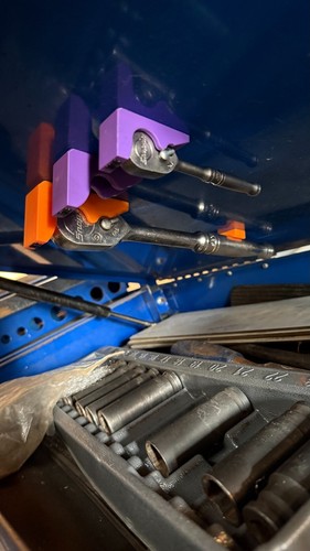 Magnetic vertical ratchet - magnetic,