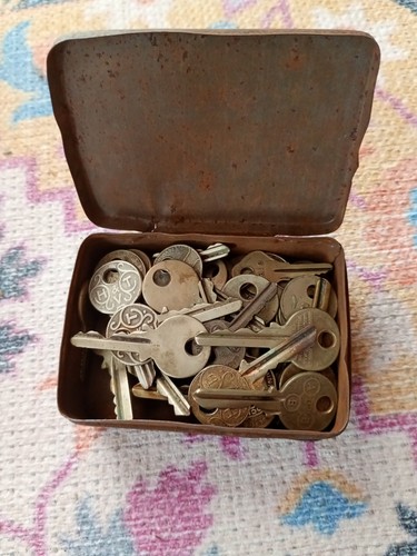 Old toffee tin x - ,
