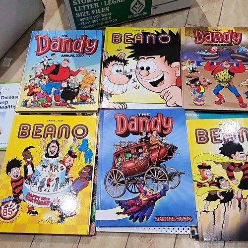 Job lot beano dandy annuals - job,