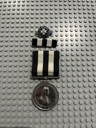 John ambulance medal - -,
