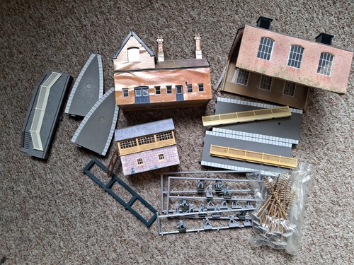 Hornby r502 station waiting - hornby,