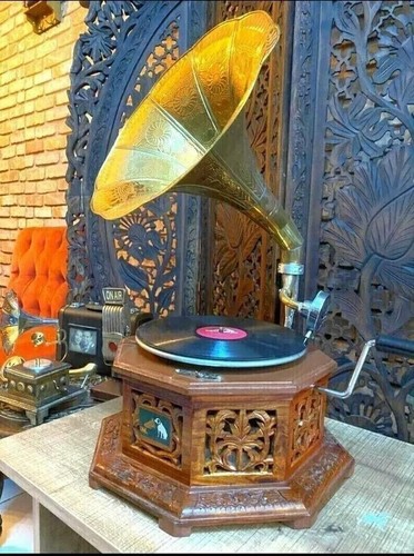 Antique working gramophone - working,