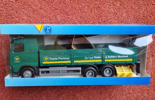 Travis perkins die - travis, cast