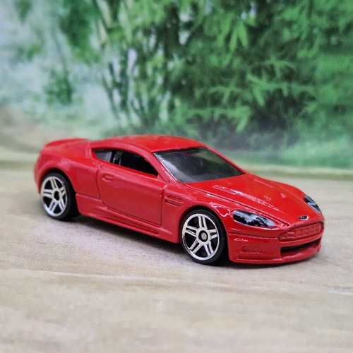Hot wheels aston martin dbs - hot,