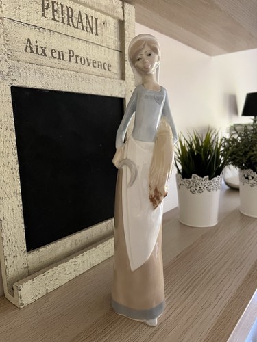 Casades figurine girl - figurine,
