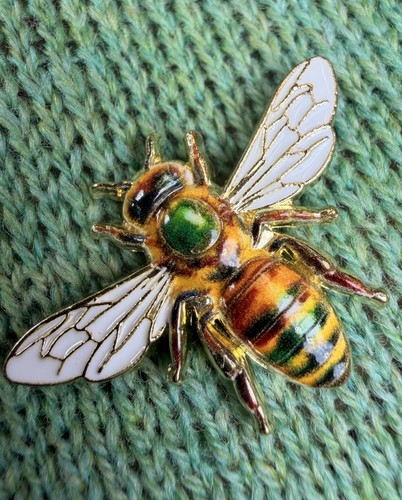 Bumble bee lapel pin - bumble, gold