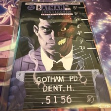 BATMAN THE LONG HALLOWEEN LAST HALLOWEEN #10  SCALERA V clear bag and board 