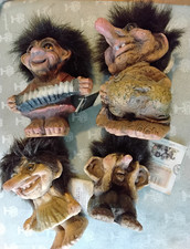 TROLL NY FORM  - 4 PERSONAGGI