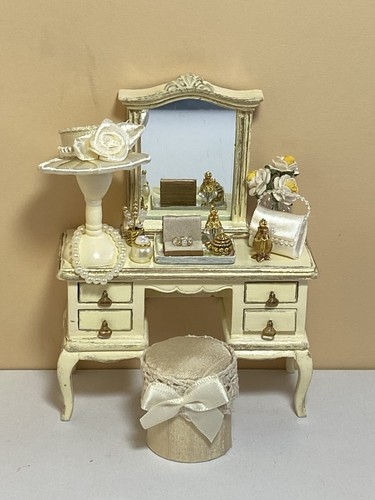 Dolls house furniture - 🌼,