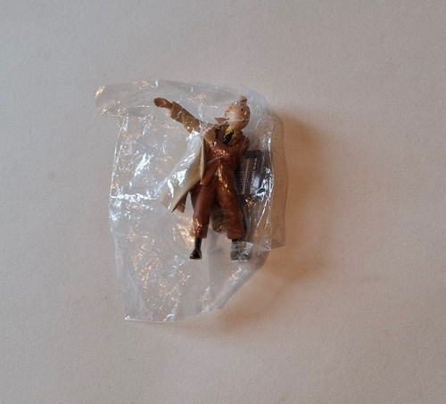 Tintin putting trenchcoat - tintin,