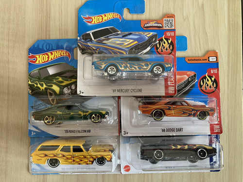 Hot wheels bundle - new, 5