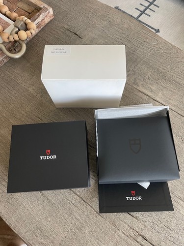 Tudor 53260 black watch box - black,
