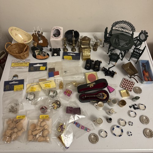 Job lot dolls house - dolls,