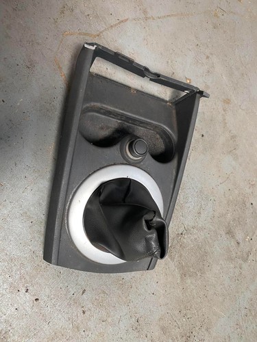 Gear lever gaiter surround