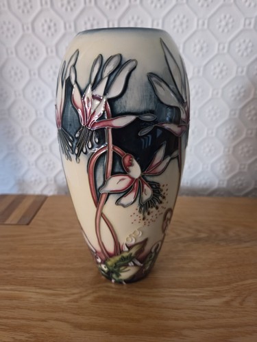 Moorcroft vase the minuet - moorcroft, "minuet"