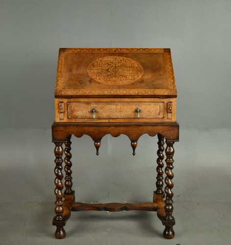 Small antique walnut - walnut, marquetry