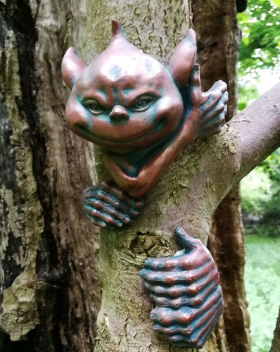 Resin gargoyle tree peeker - gargoyle,