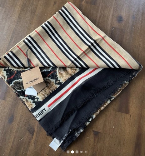 Bnwt burberry scarf - burberry,