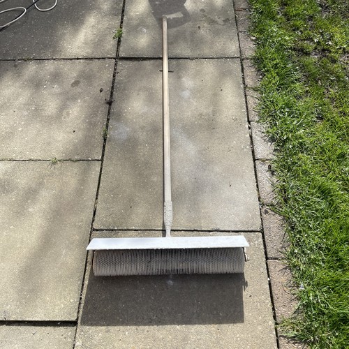 Self leveling roller - self,