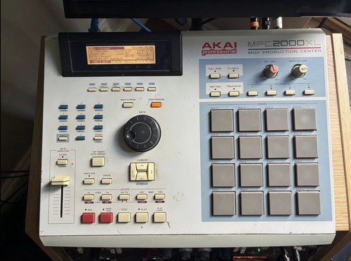Akai mpc2000xl drum machine - akai,