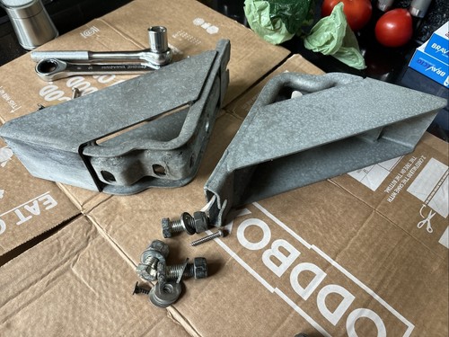 Alko side lift jack - side, mounting