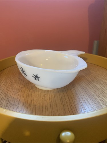 Pyrex snowflake small handled - snowflake,