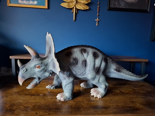 Extra large triceratops - large,