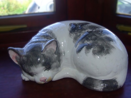 Large ceramic cat - a, up