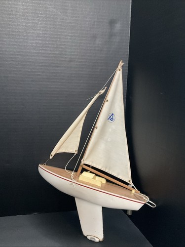 Vintage pond yacht - 14.5",