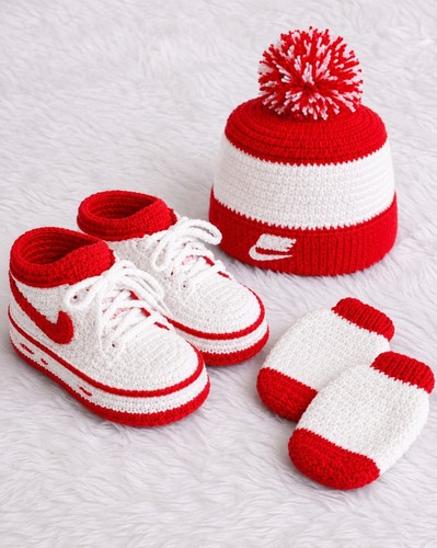 Red crochet baby trainers - red,
