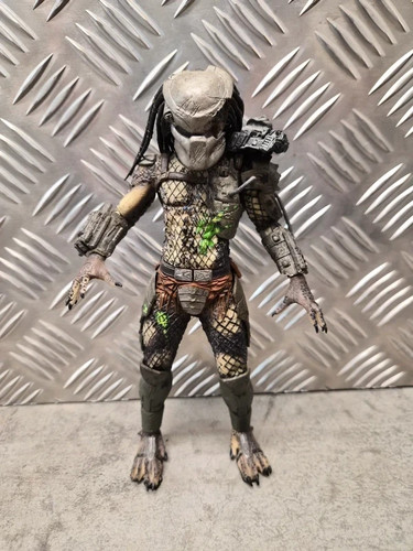 Neca battle damaged predator - damaged,