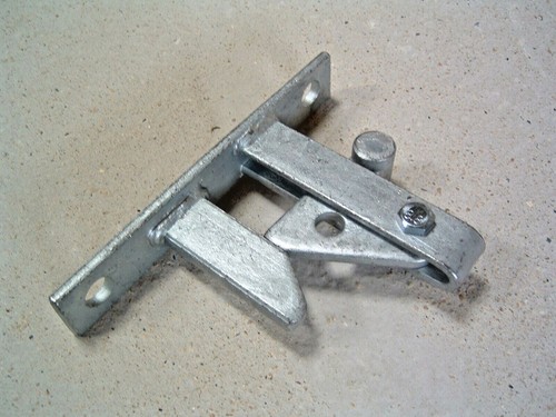 Self locking field gate - locking,