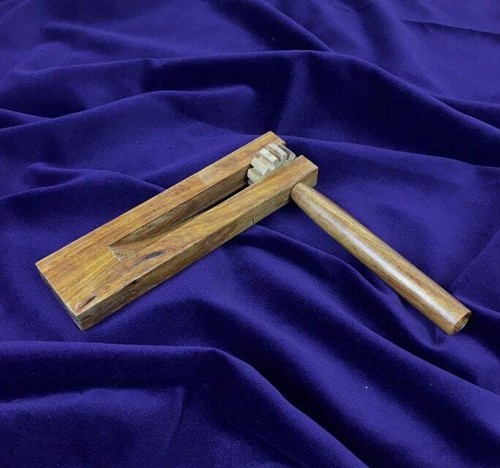 Dannan rattle in - rattle, (clacker)