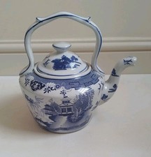 Large Blue & White Willow Pattern Ceramic Tea Pot Holds 3 Pints