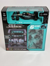 Lewis Hamilton #44 Mercedes Pit Pass Diorama with F1W15 1:43 Bburago 38452H
