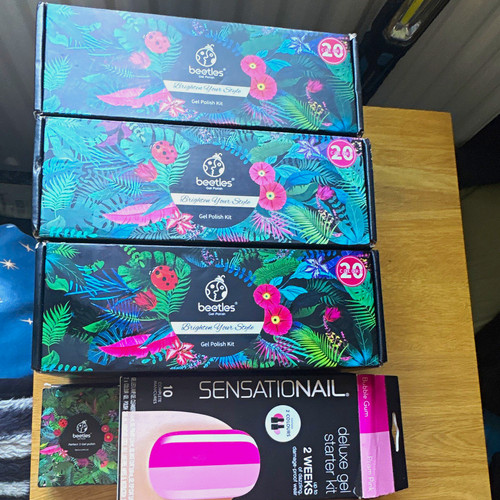 Gel nail set including