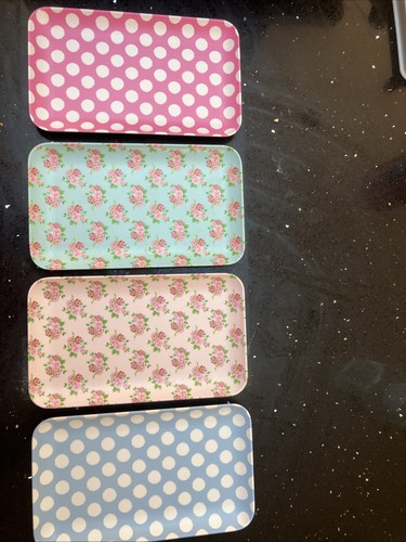 Set stackable trays sold - of,