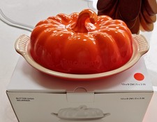 New in Box Le Creuset Stoneware Pumpkin Butter Dish Halloween Volcanic Orange