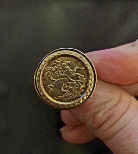 375 9ct gold - sovereign, st