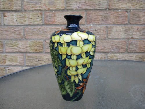 Moorcroft collectors club - collectors,