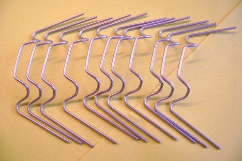 Greenhouse glazing clips - clips, w
