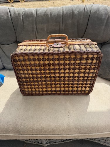 Wicker picnic hamper features - wicker,