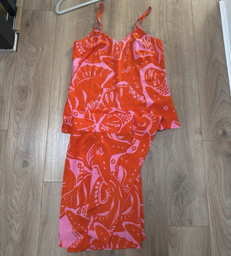 Never fully dressed women - never,
