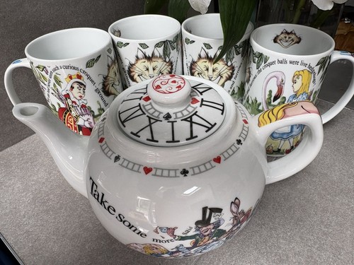The mad hatters tea party - mad, set