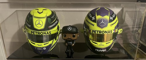 Used showcase helmets - f1, 1/2