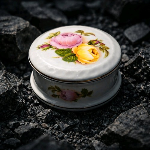 Lidded pill box - pill, storage