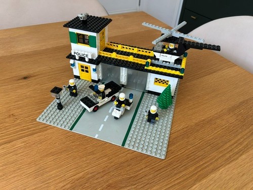 Lego town police station 381 - lego,