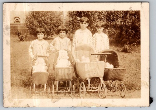 Vtg snapshot four girls - b&w,
